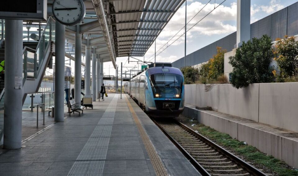 Φωτιά στον Ασπρόπυργο: Κοντά στις σιδηροδρομικές γραμμές οι φλόγες
